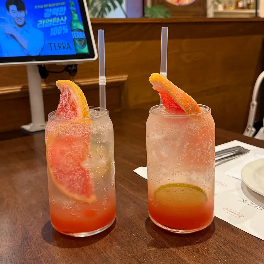 큼직한 자몽 조각이 든 자몽에이드
