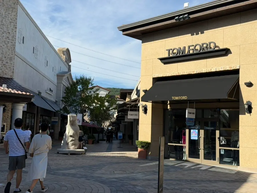 Outlet corridor near the entrance of Bueokgan Restaurant