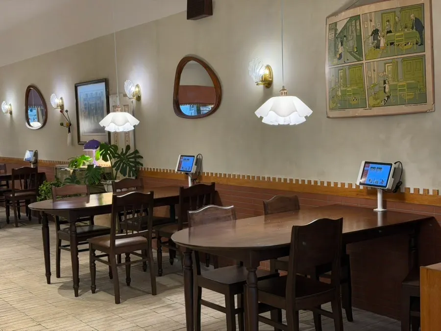 Spacious waiting area near the entrance of Bueokgan