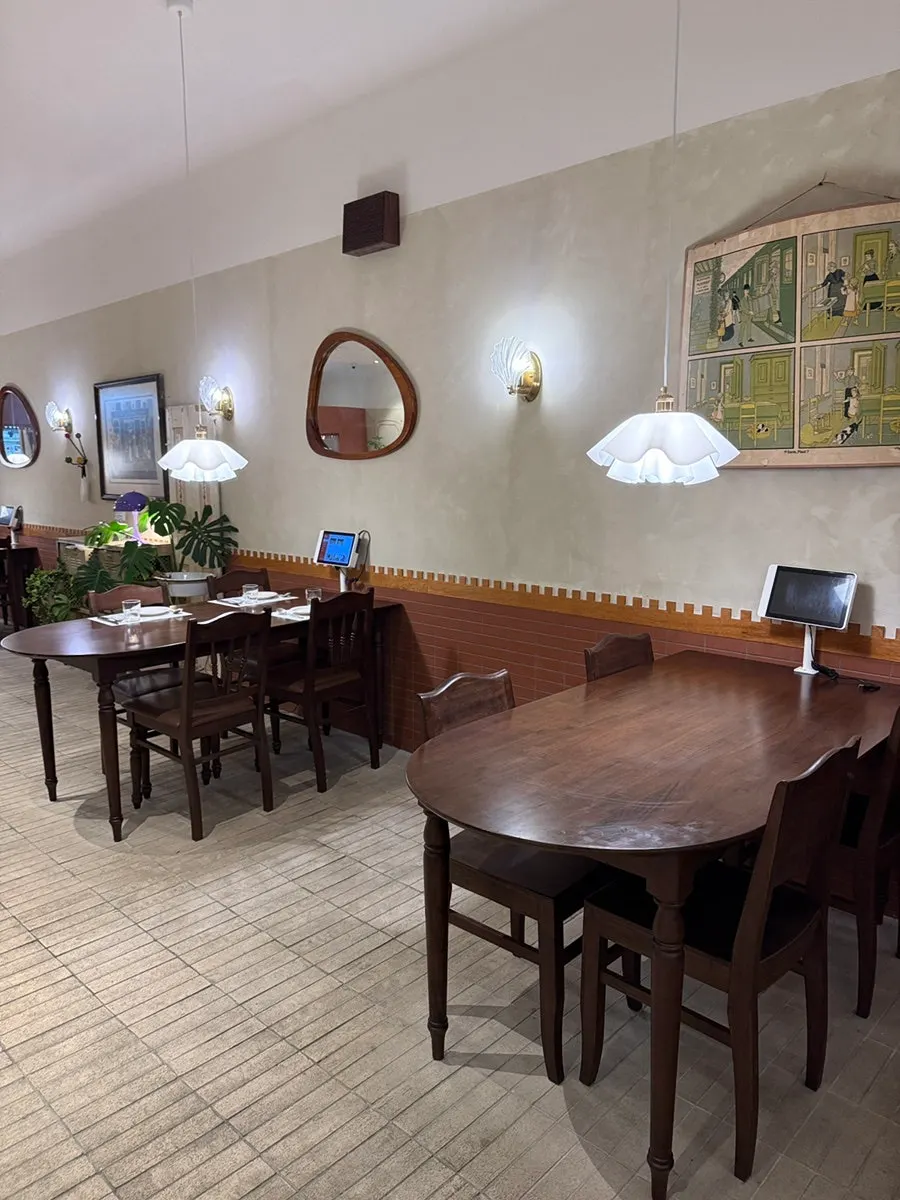 Tidy tables inside Bueokgan