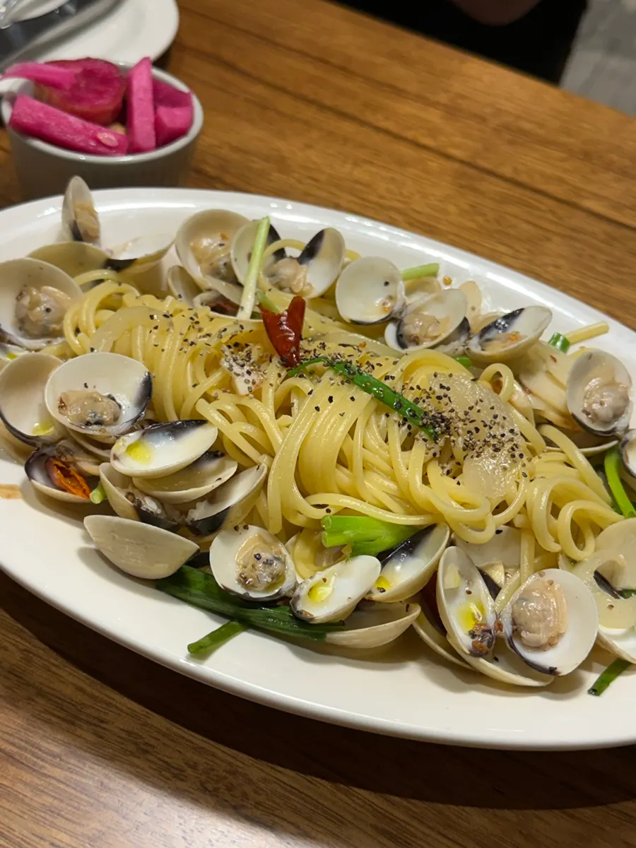Vongole pasta noodles lifted with a fork