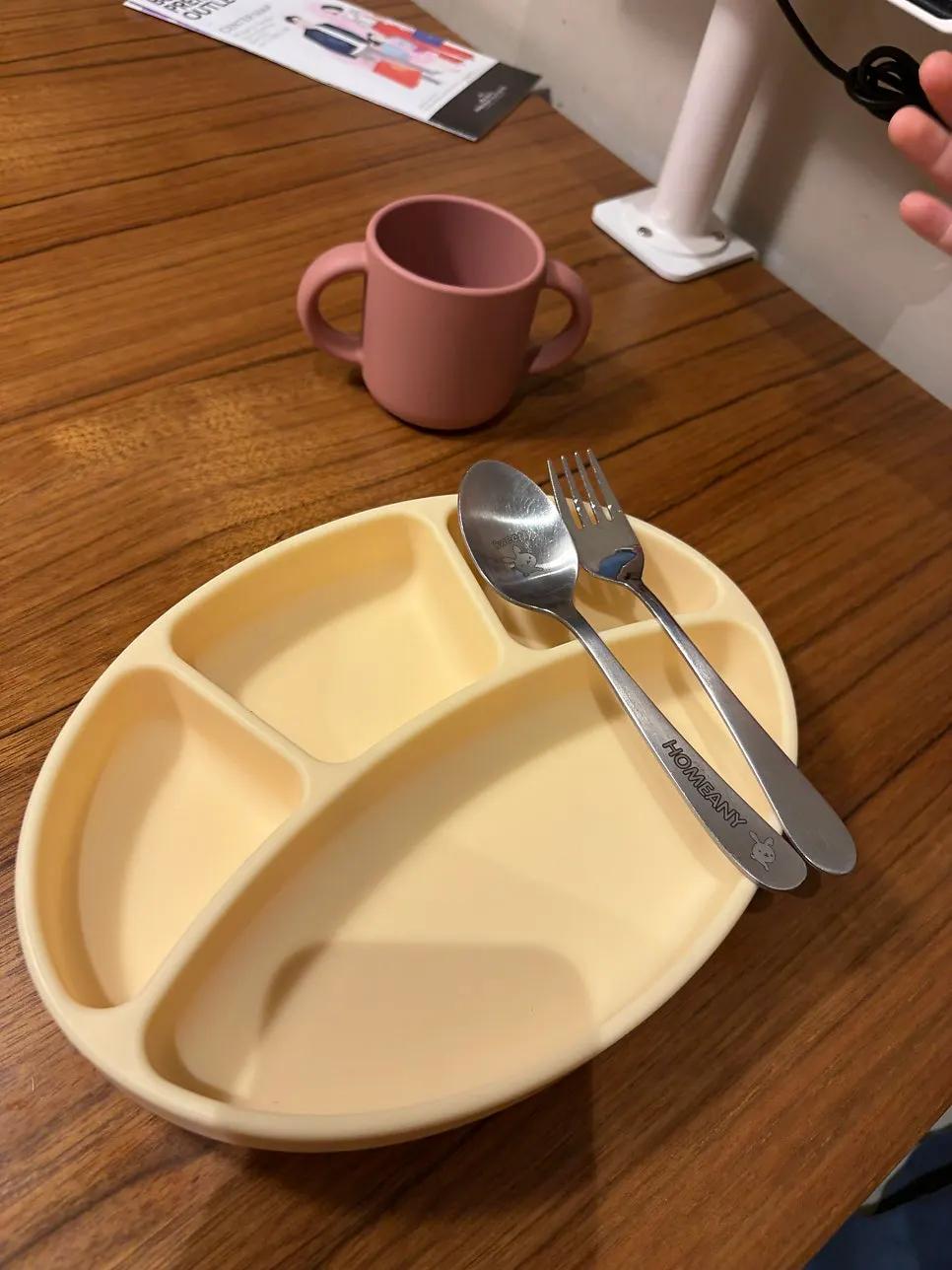창가 쪽 좌석과 조명