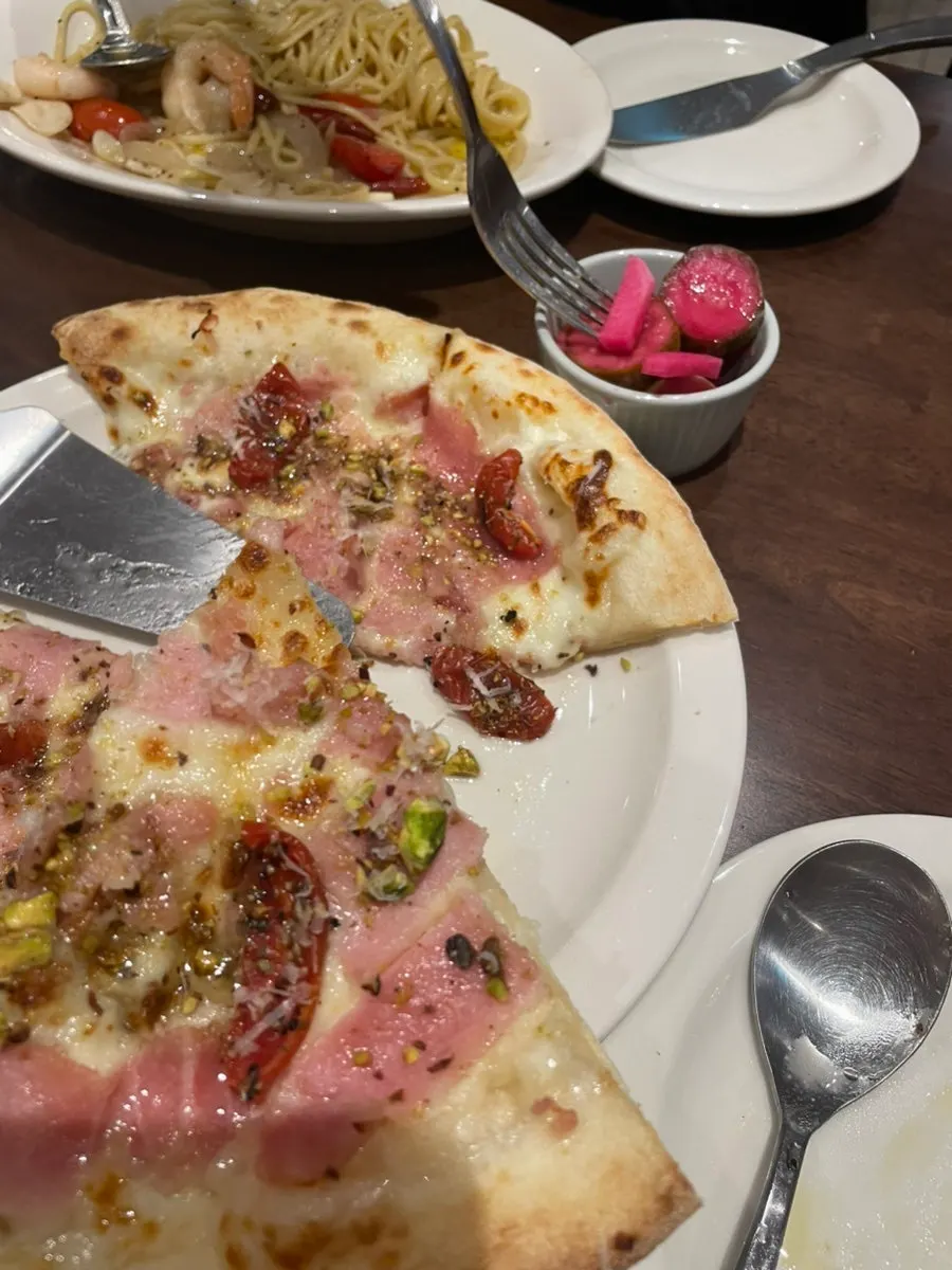 A whole wood-fired jambon pizza from Bueokgan