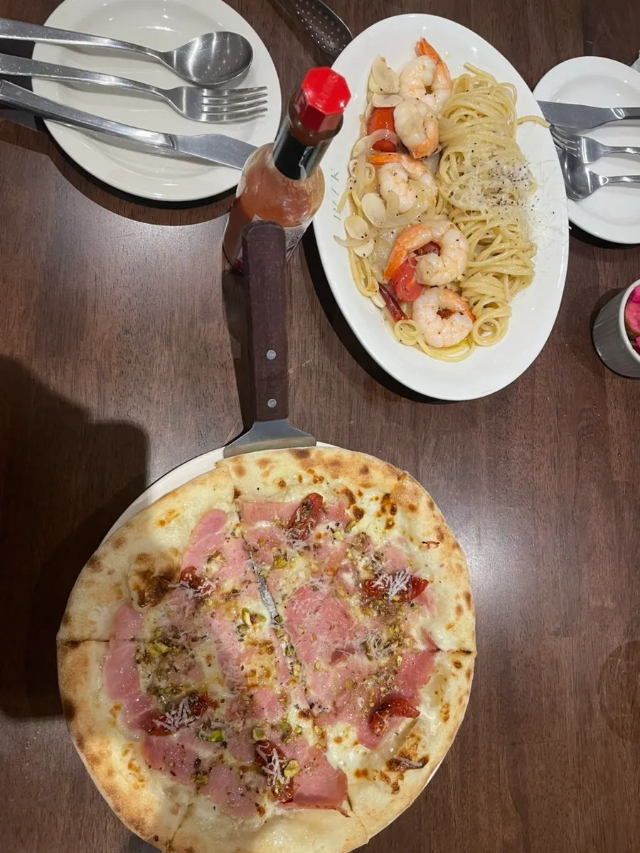 Cross-section of a slice of jambon pizza dough