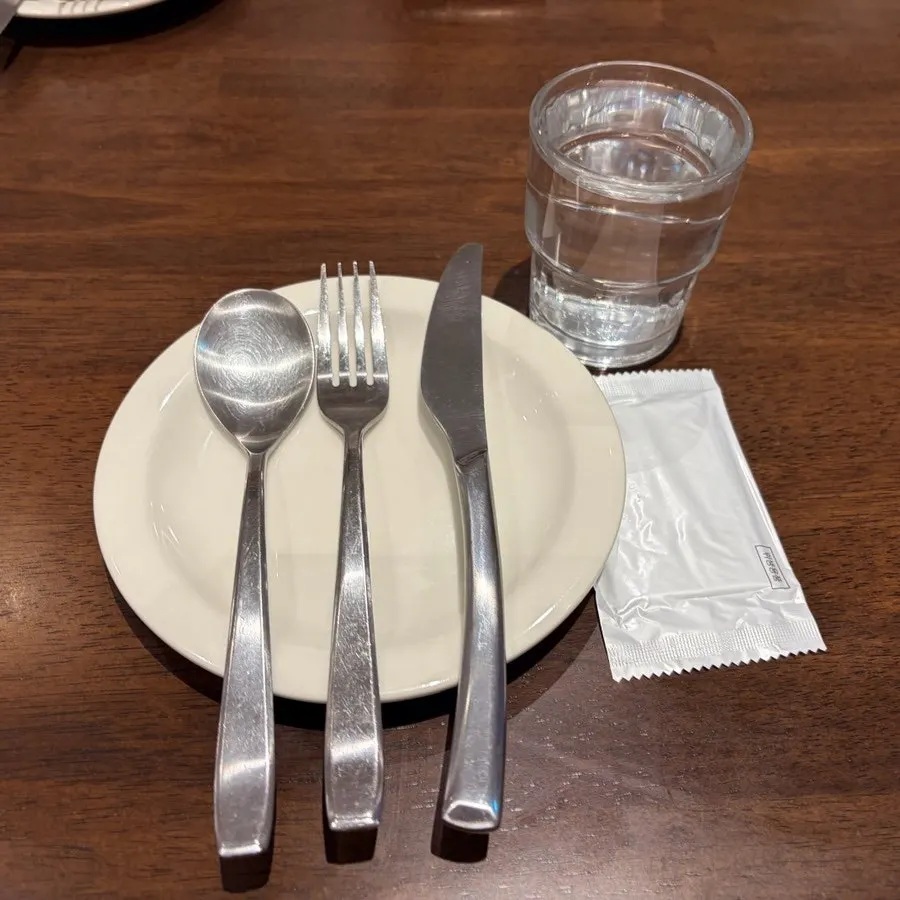 식기와 물티슈가 세팅된 테이블