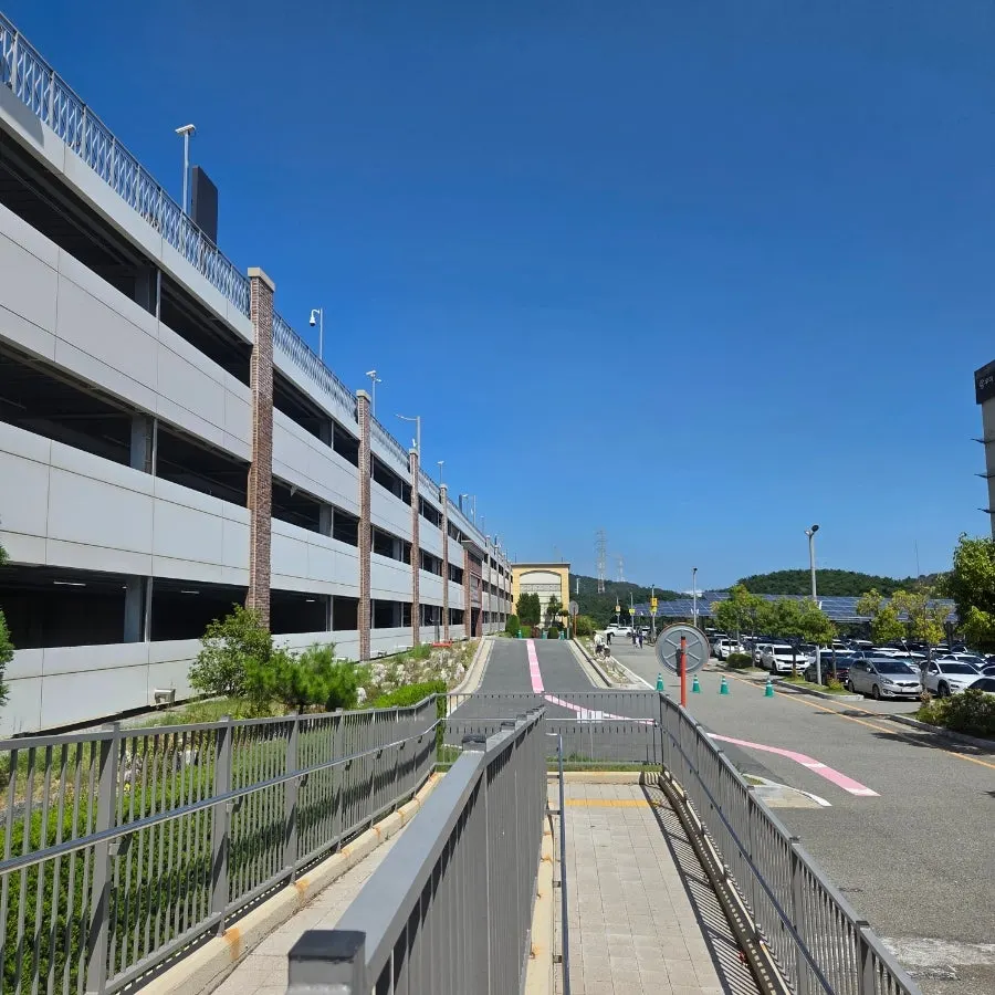 Traffic entering the outlet and the large free parking lot
