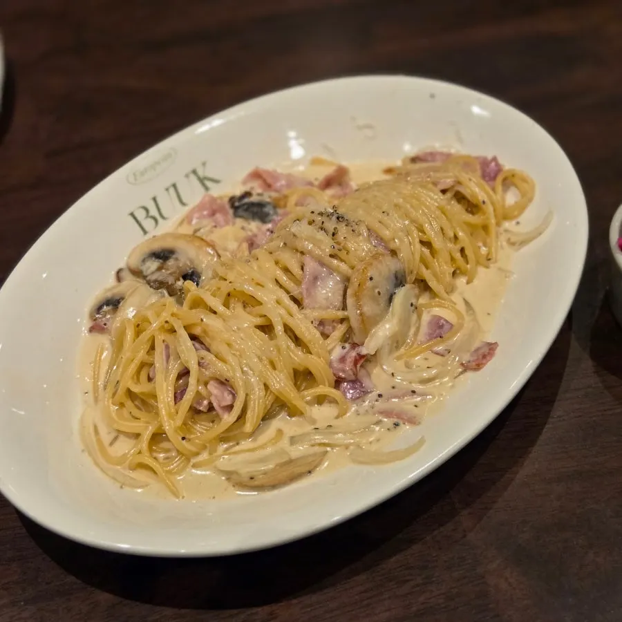 A plate of Bueokgan's carbonara