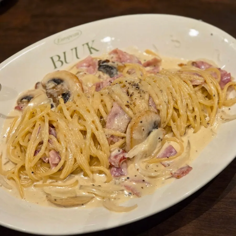 Carbonara with mushrooms, bacon and onion in cream sauce