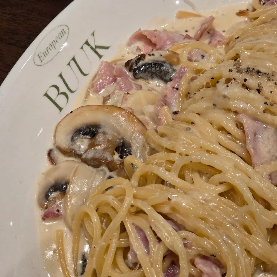 Carbonara topped with freshly ground black pepper