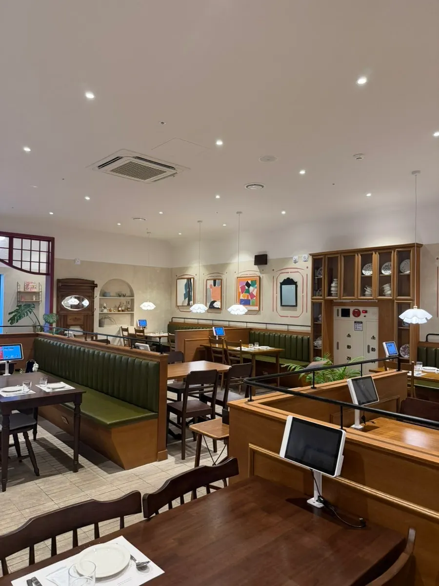 Quiet atmosphere at Bueokgan on a weekday late lunch