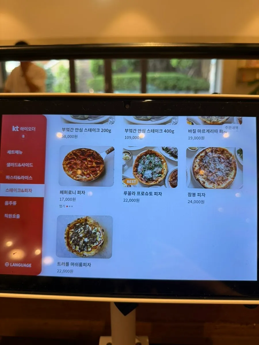 Family-restaurant style seating at Bueokgan