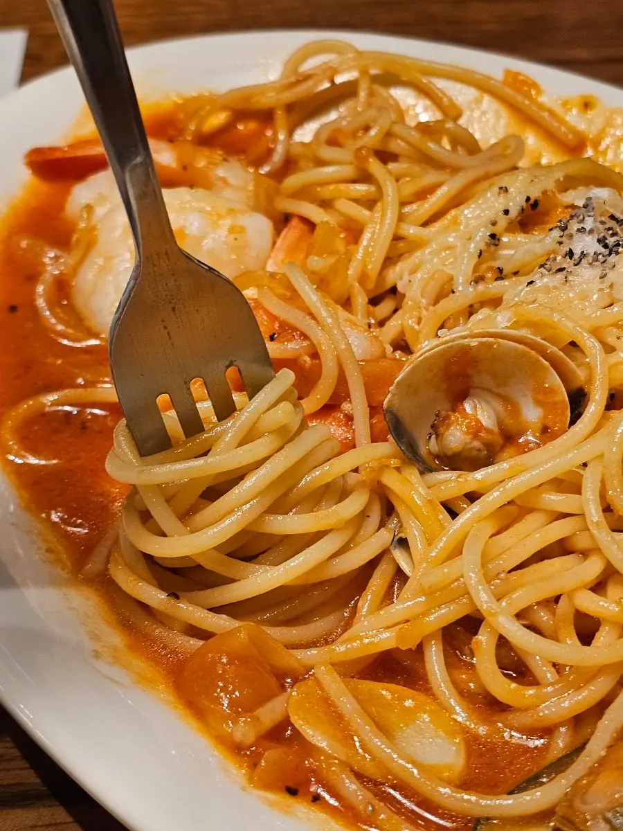 홍합 살을 빼먹는 해산물 토마토 파스타