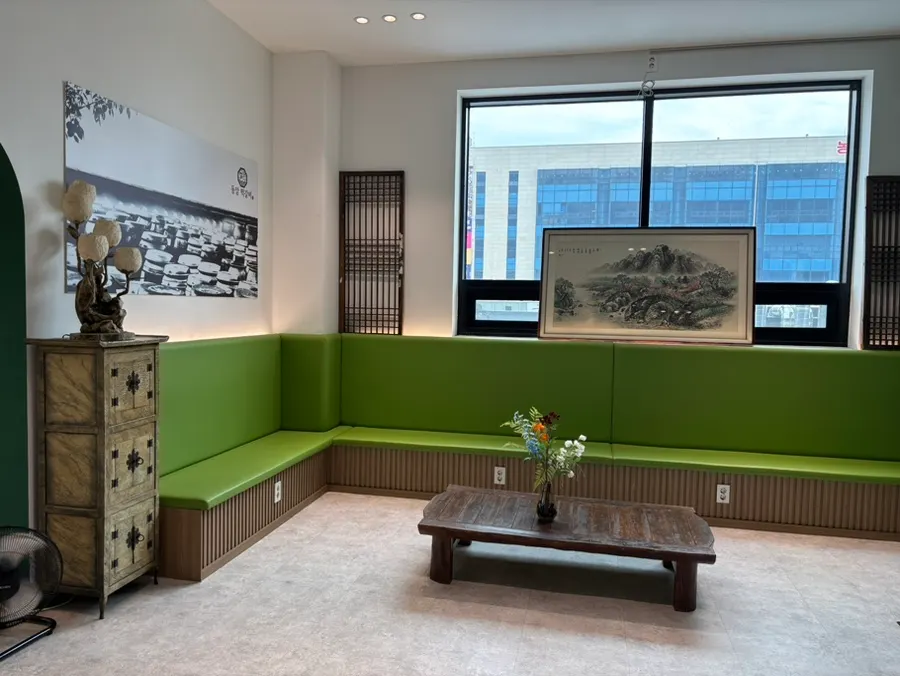 Spacious, clean waiting area at Dongam Tteokgalbi