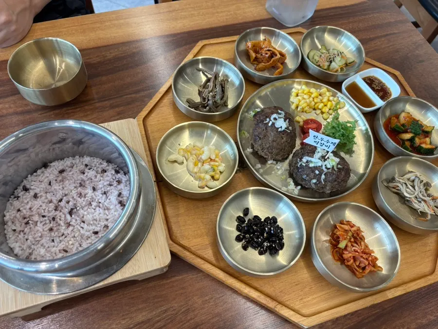 Table setting with 8 basic side dishes for the tteokgalbi set