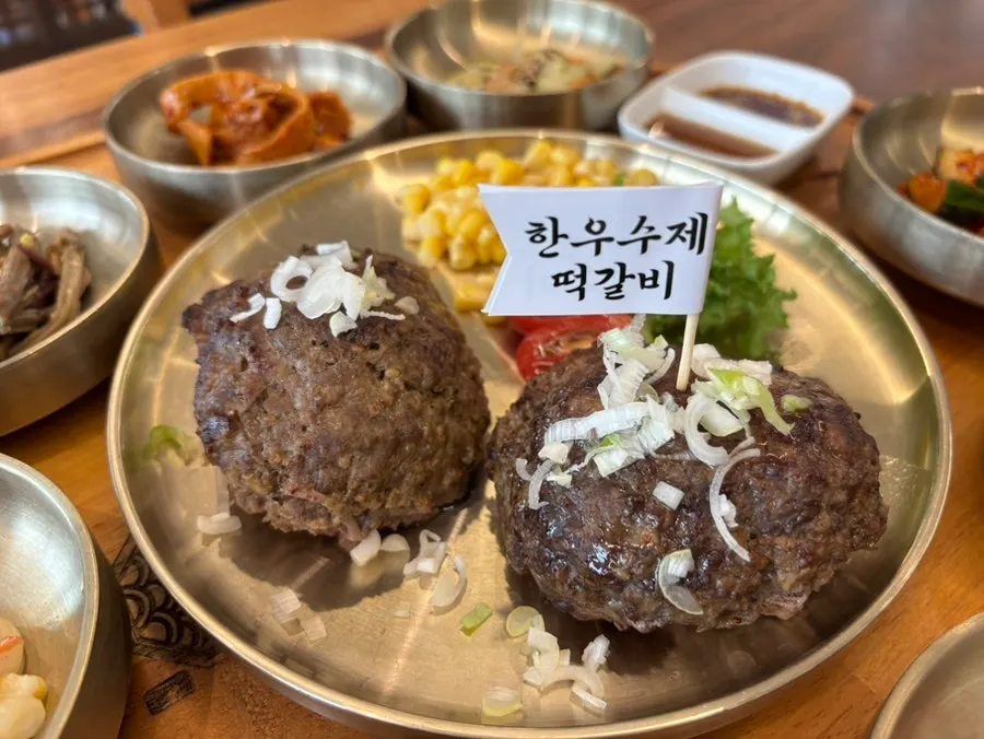 Freshly cooked hotpot rice served with tteokgalbi