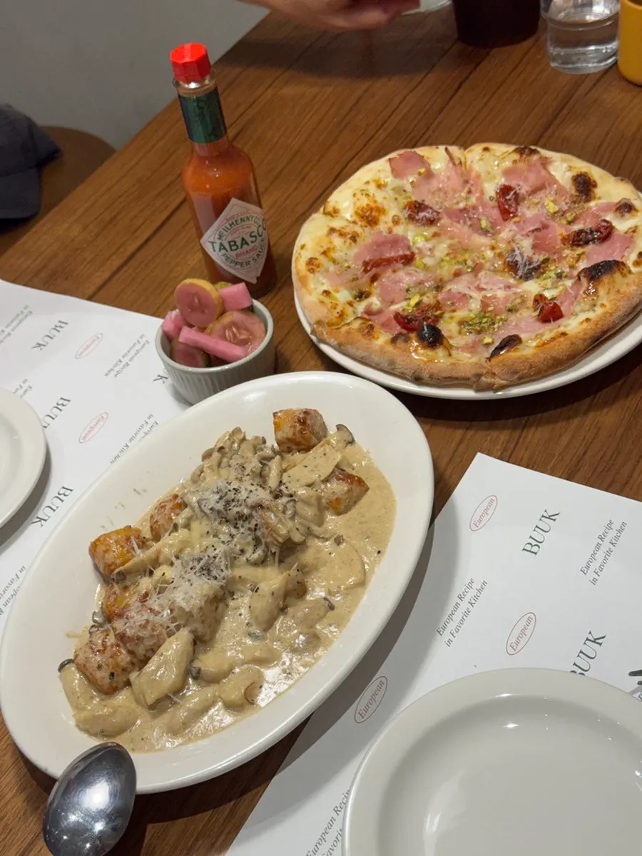 Ordered jambon pizza and truffle gnocchi