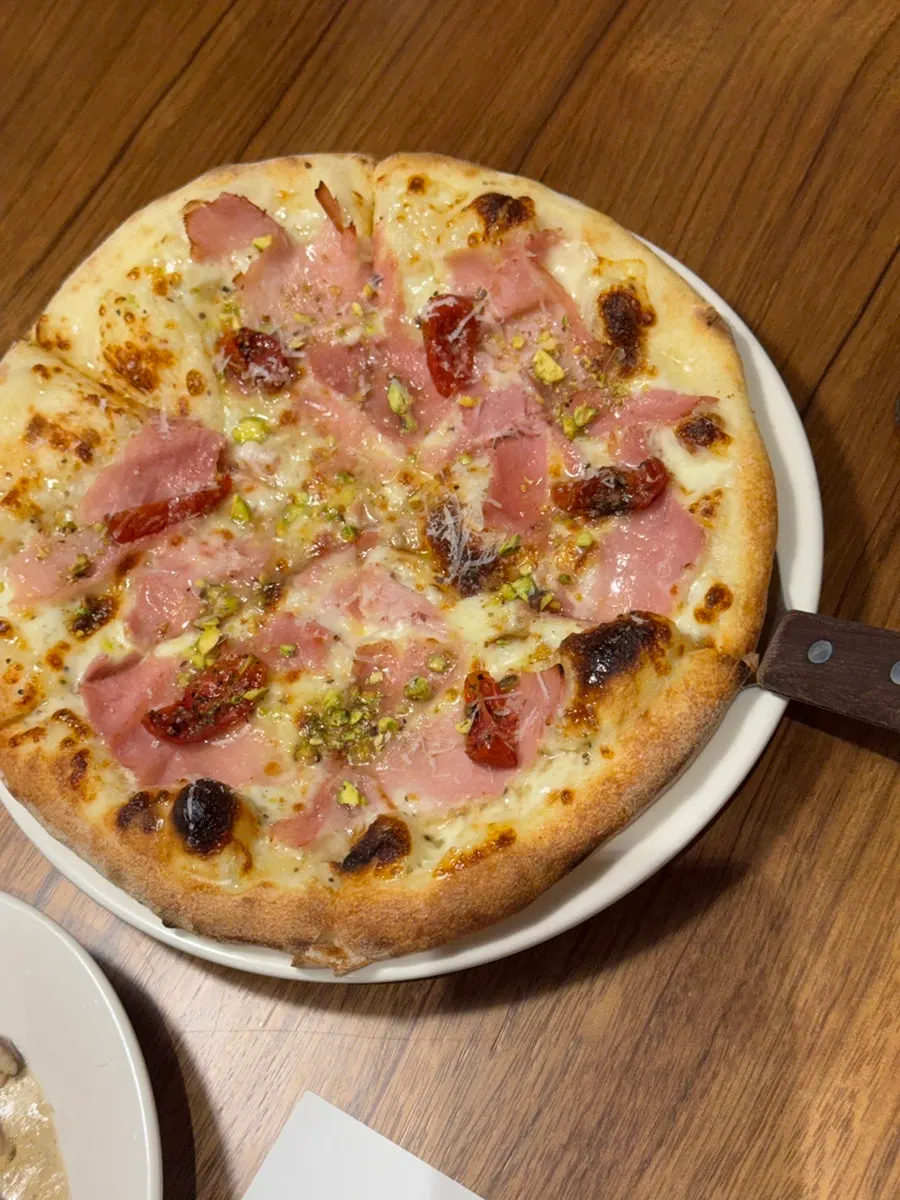 A whole jambon pizza