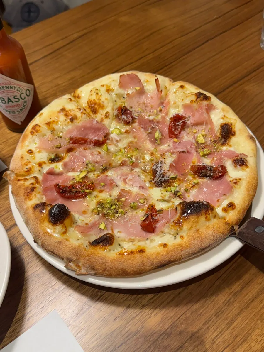 Pizza with jambon and honey