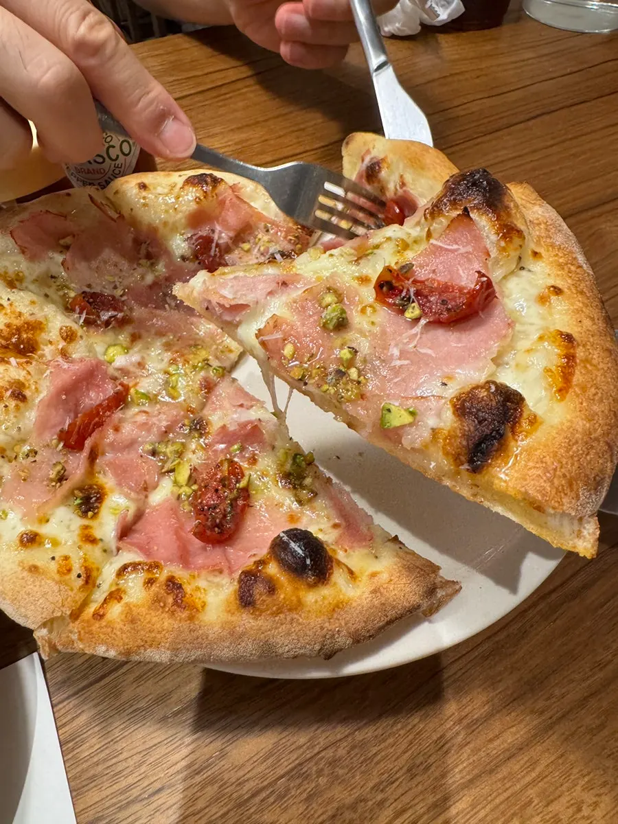 Sweet-and-salty jambon pizza with honey