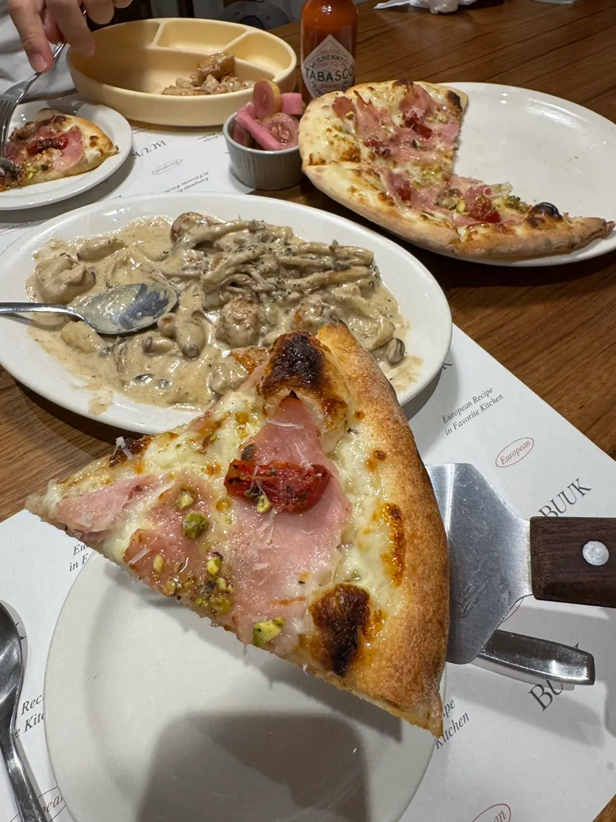 Jambon and pizza combined in one dish