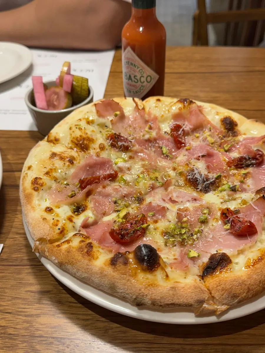 Jambon pizza with crunchy pistachios