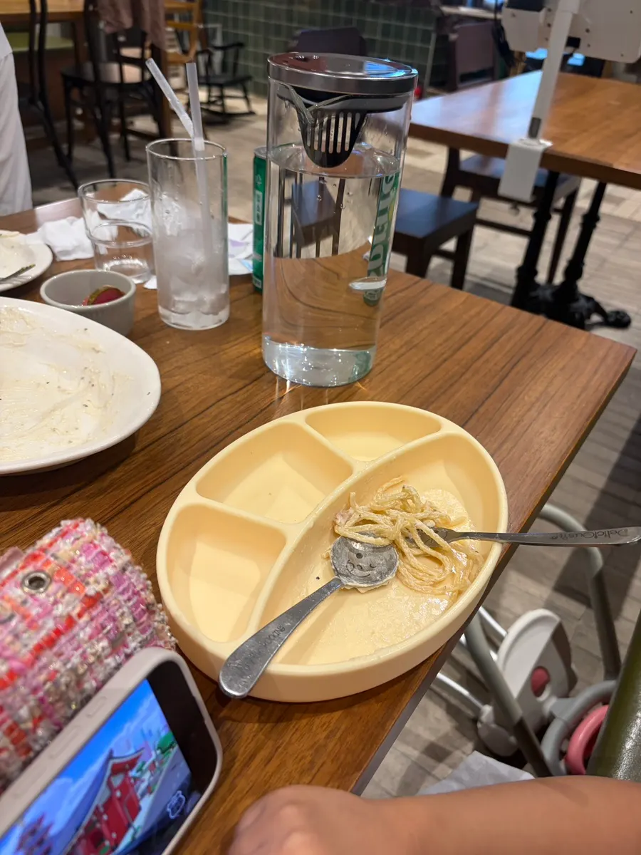 아이용 물컵과 테이블 세팅