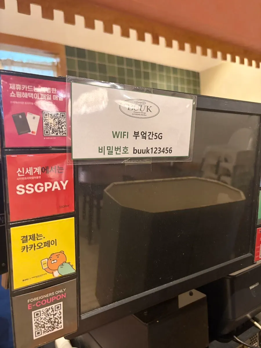 식기류와 앞치마가 놓인 부엌간 비치대