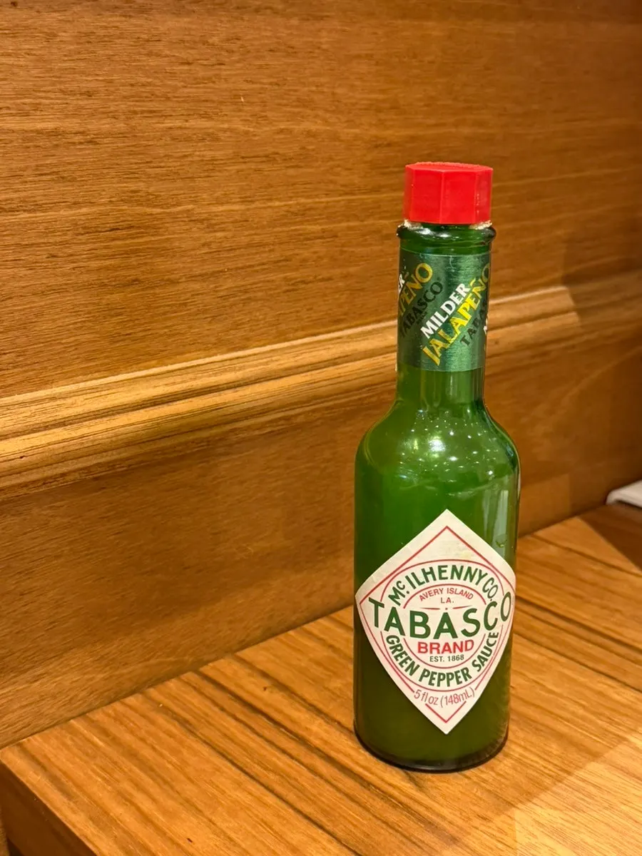 피자와 함께 나온 그린페퍼소스 병