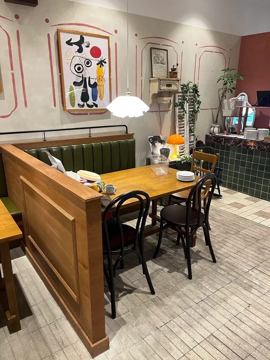 A photogenic interior corner at Bueokgan