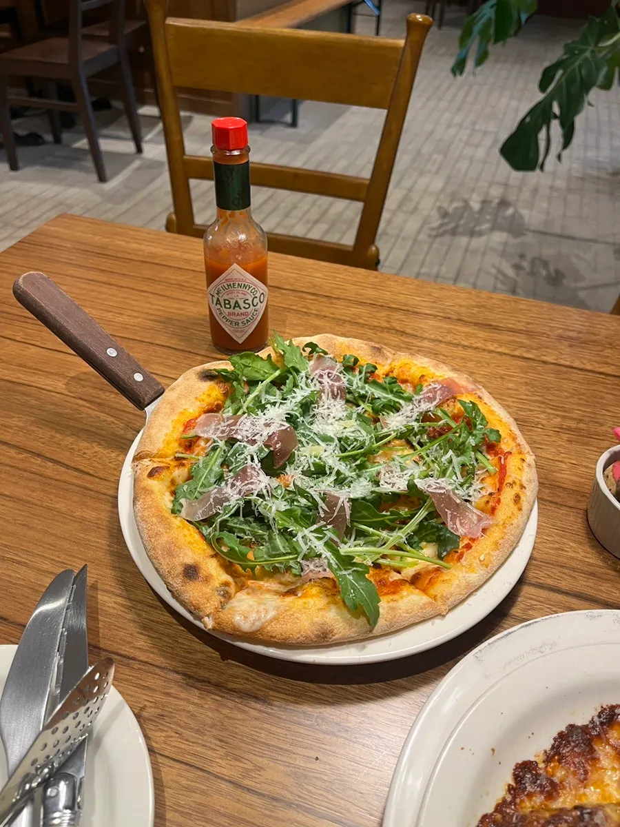Bueokgan's prosciutto pizza topped with arugula