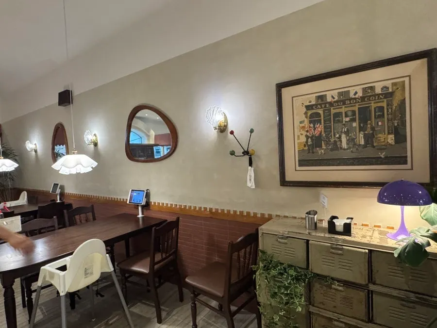 넓고 여유로운 부엌간 테이블 배치