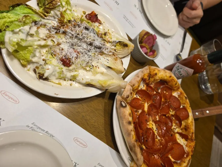 The full spread of soup, salad, and pizza on the Bueokgan table