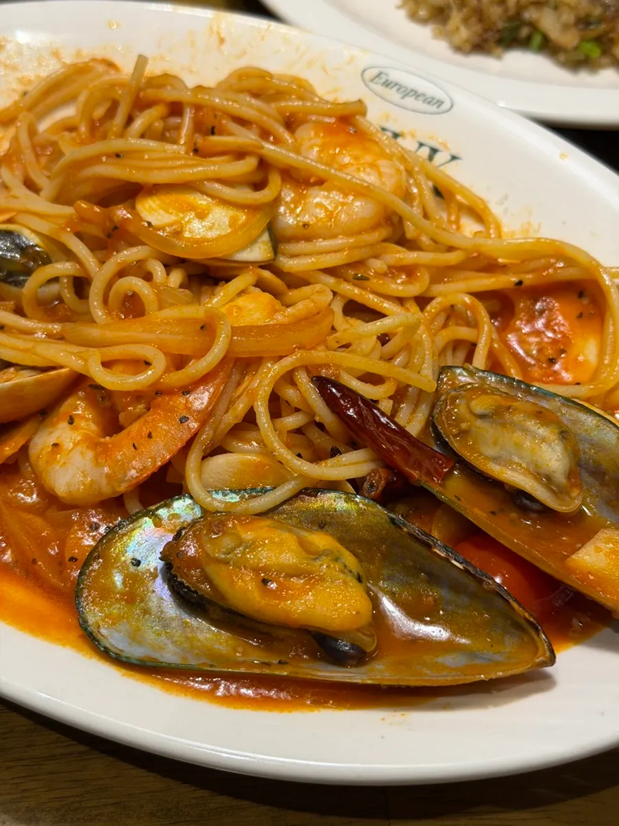 해산물이 푸짐하게 올라간 해산물 토마토 파스타