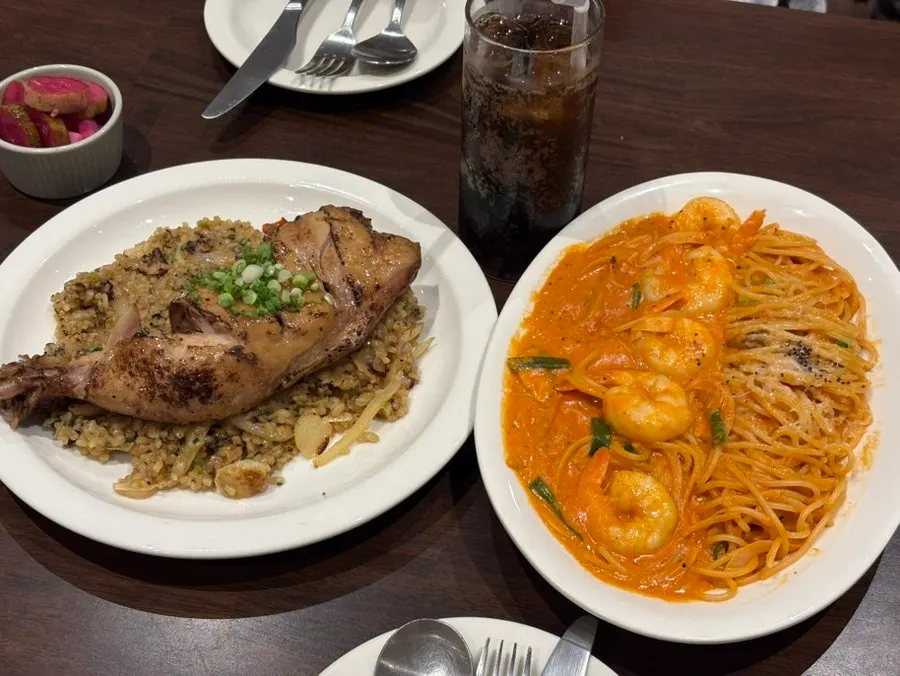 큰 치킨이 올라간 쿵파오 치킨 필라프