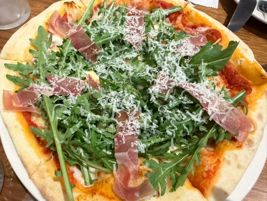 루꼴라가 올라간 프로슈토 피자