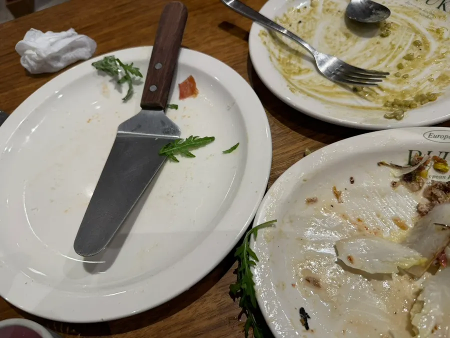 식사를 마친 부엌간 테이블
