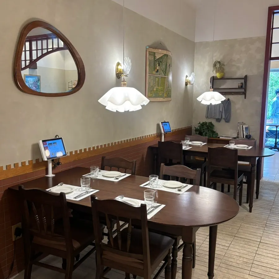 Bueokgan group seating and tables