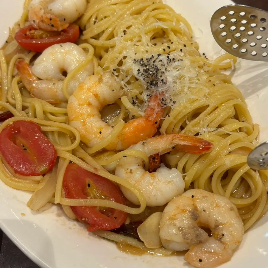 Anchovy oil pasta with shrimp