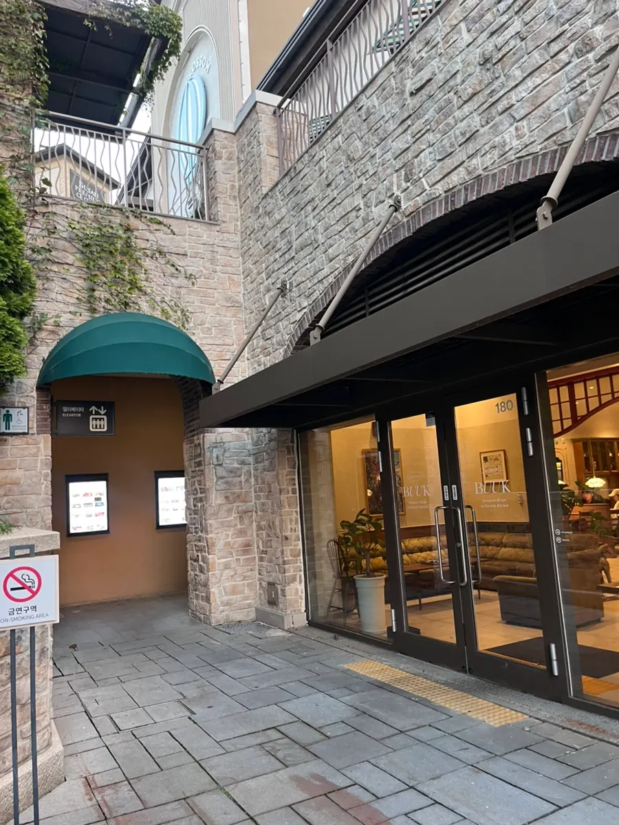 Outdoor seating for enjoying Western food in the breeze