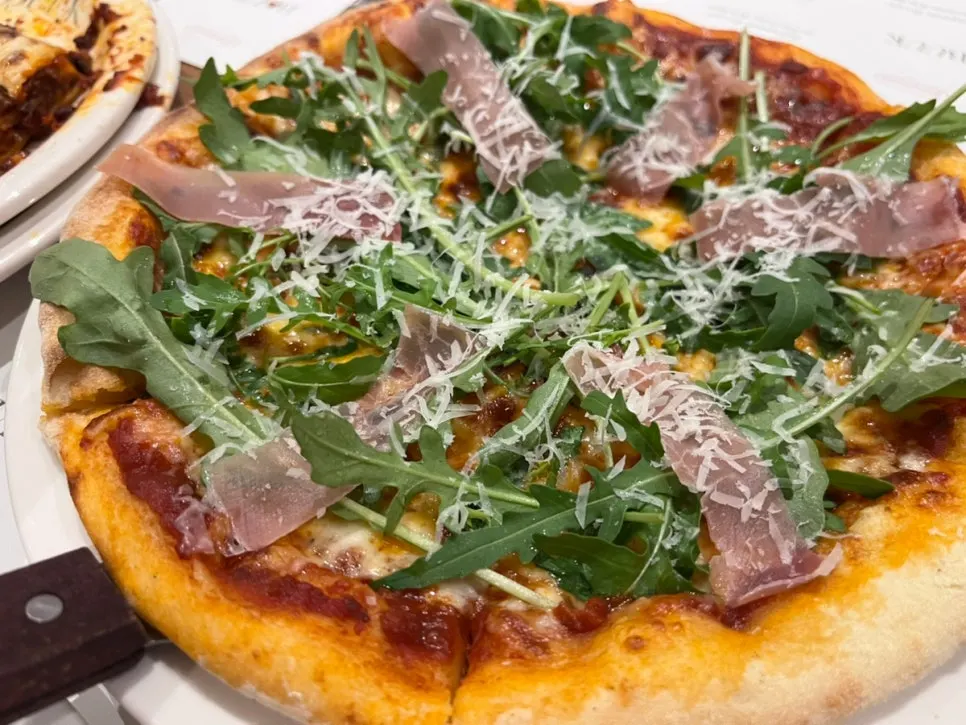 Arugula pizza and lasagna spread at Bueokgan