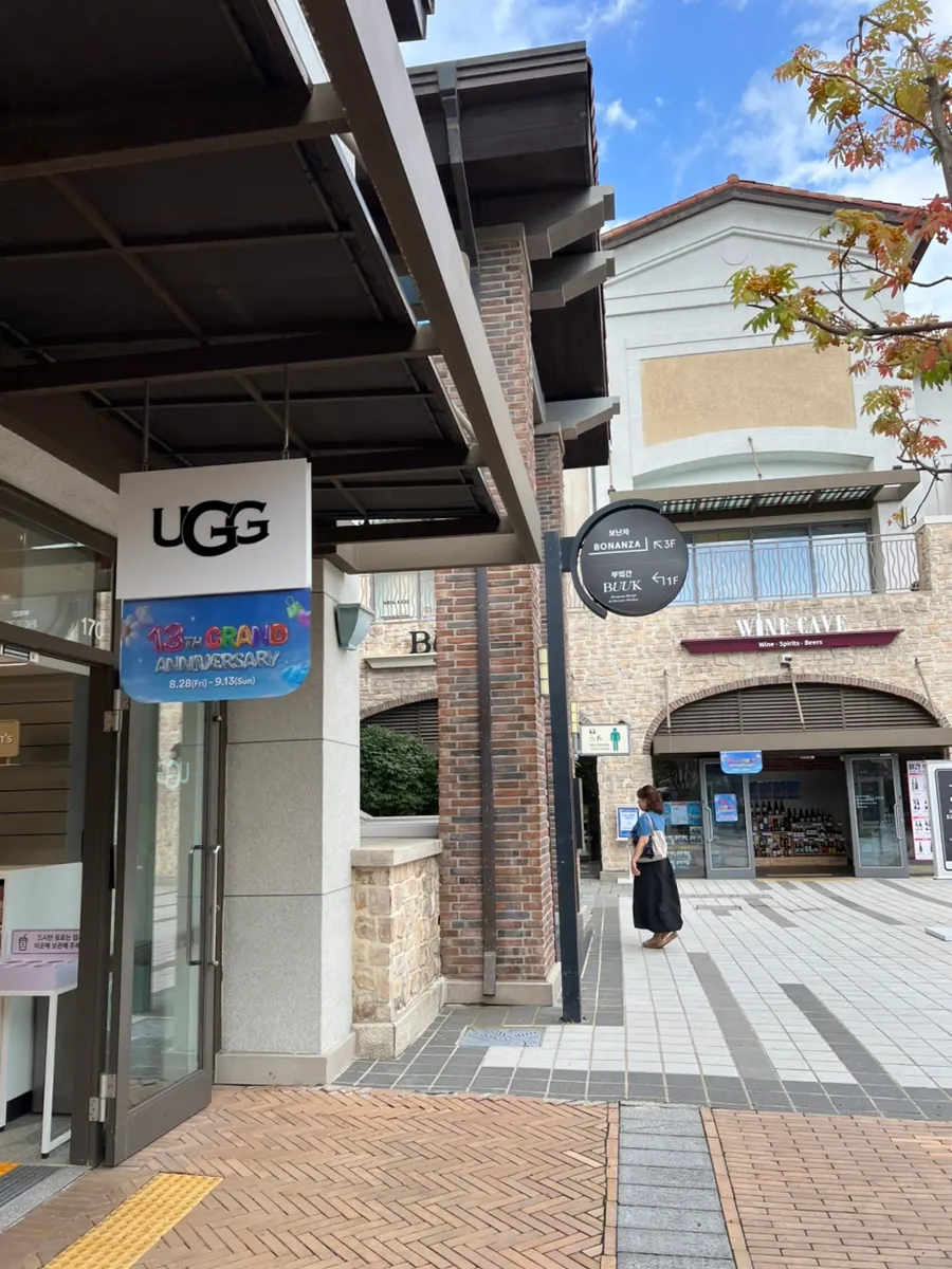 UGG 스토어 앞 에스컬레이터 인근 부엌간 입구 방향