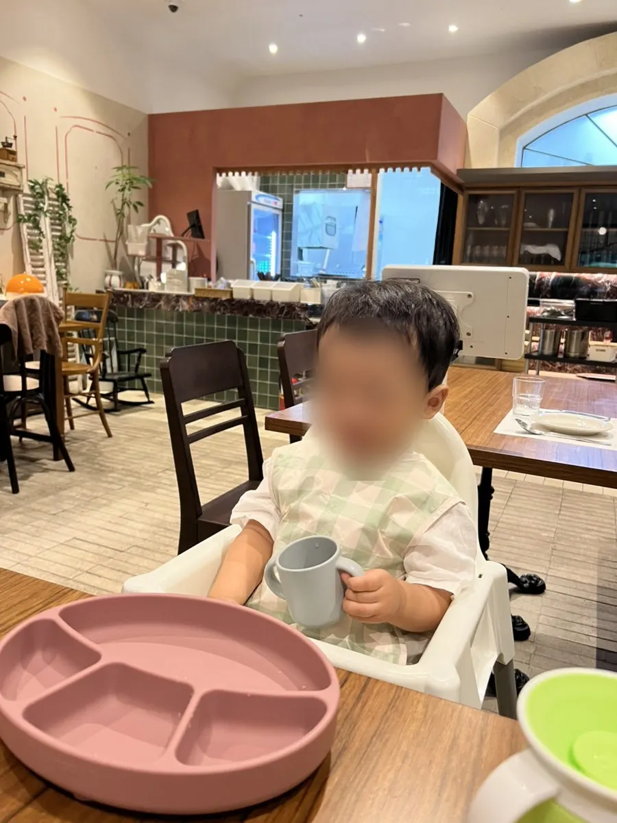 소독된 유아용 식기 세팅