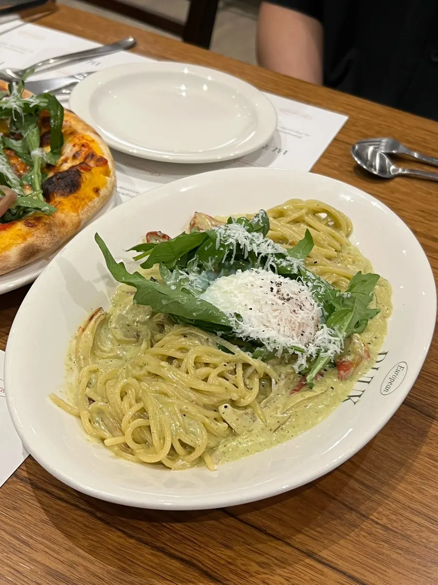 바질페스토 크림파스타 한 접시