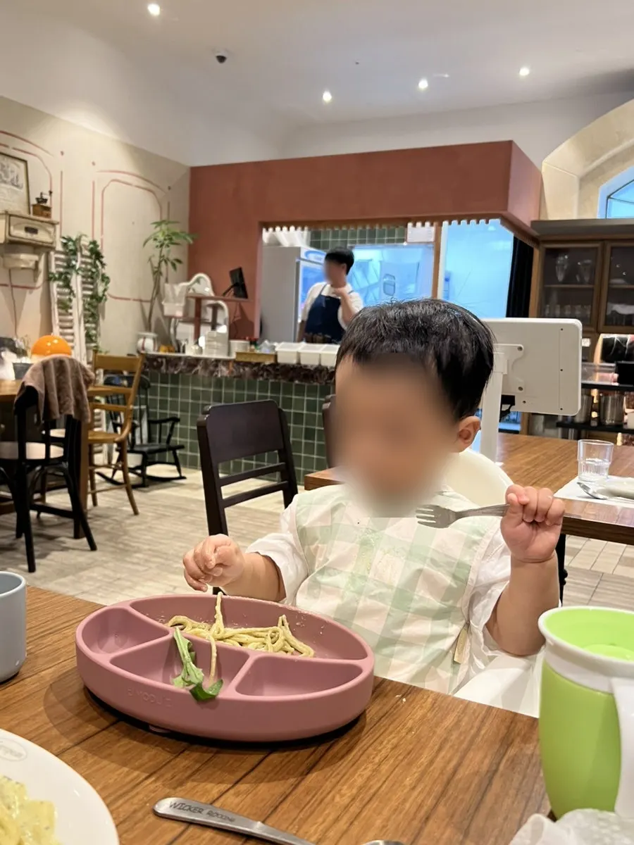 유아용 식기에 담긴 아기 몫 파스타