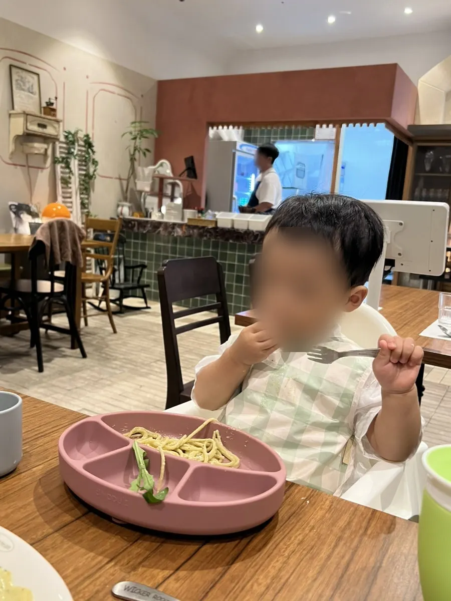 유아 의자에 앉아 식사하는 아기와 테이블