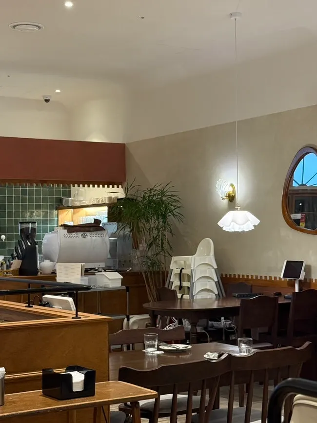 Atmosphere of the dining hall at Bueokgan Restaurant
