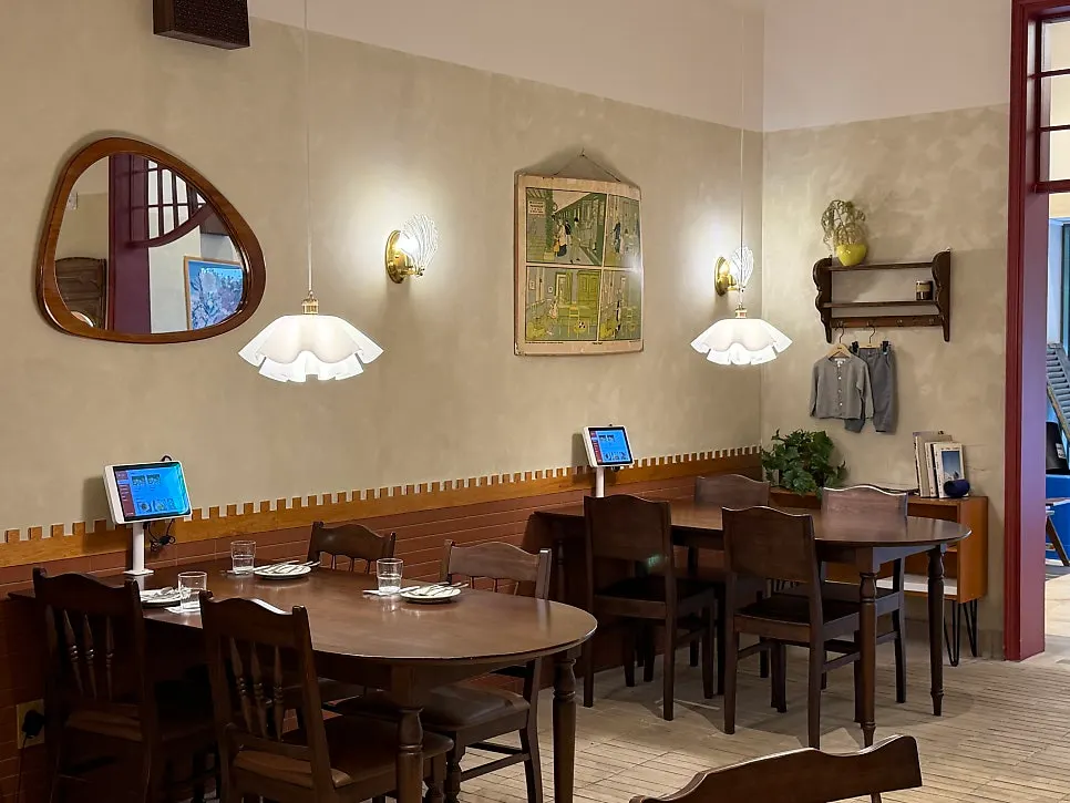 6-seat table good for family dining at Bueokgan