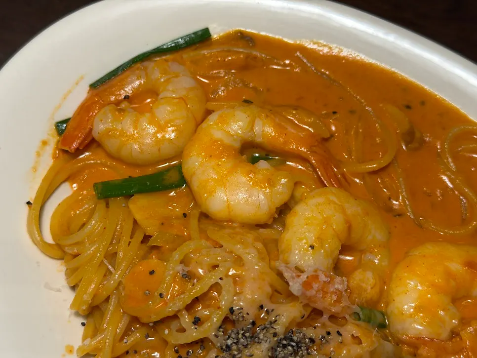 Shrimp rosé pasta with shrimp and button mushrooms