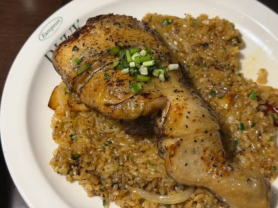 A plate of Bueokgan's kung pao chicken pilaf