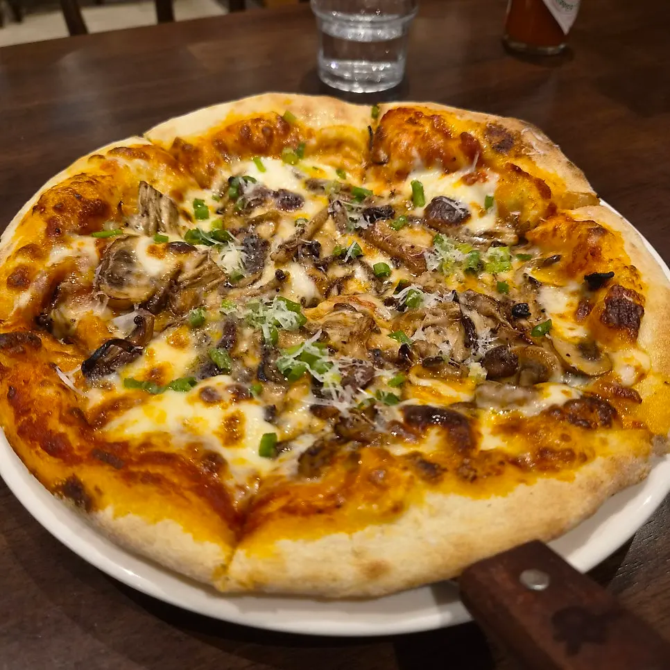 Pizza with truffle aroma and oyster mushroom flavor
